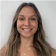 Profesora de inglés que imparte clases online a niños entre 7-15 años